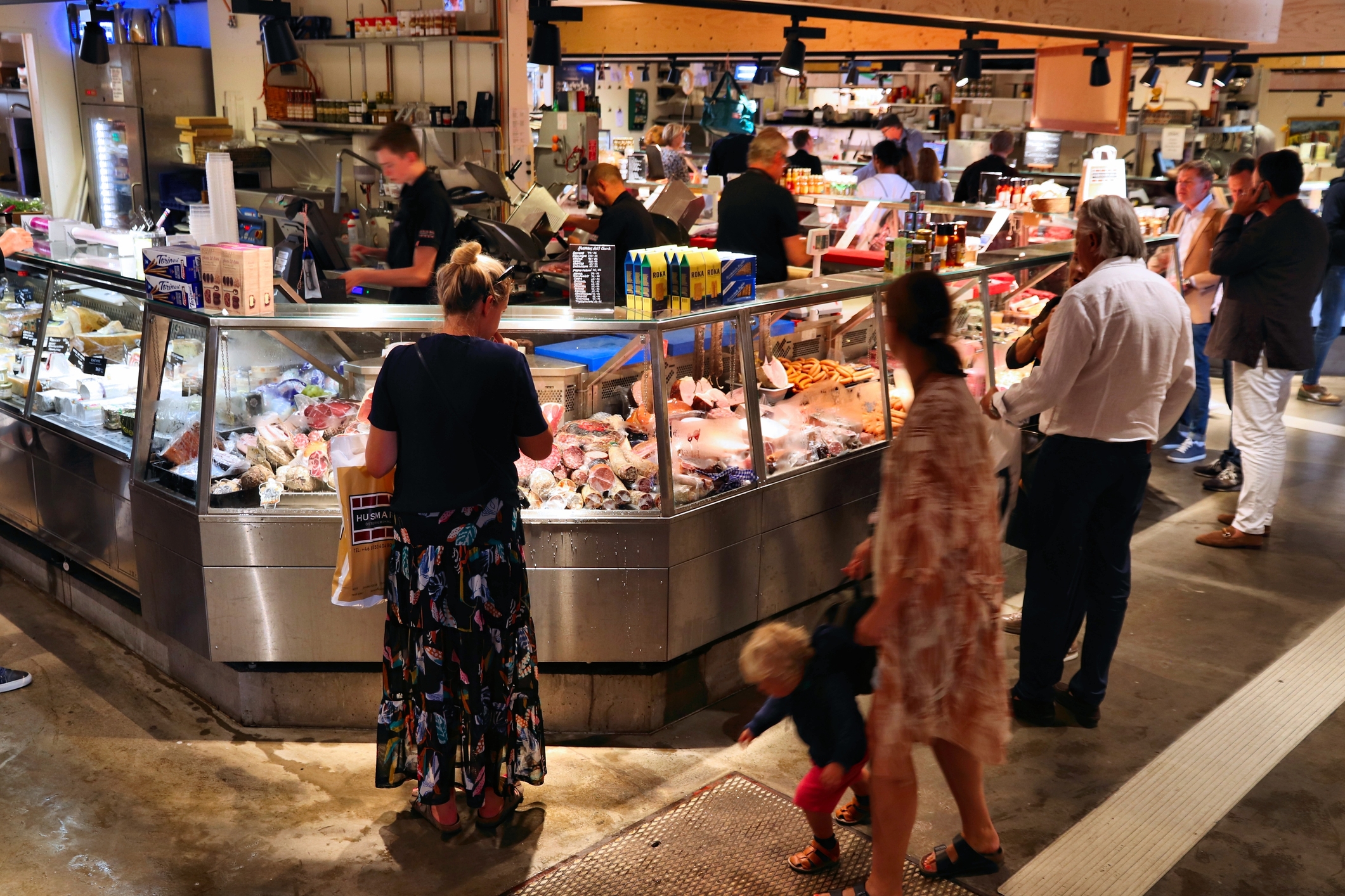 I Saluhalls Gourmet Marmarked Får Man En Af Stockholms Bedste Rejemadder. Foto. Dreamstime