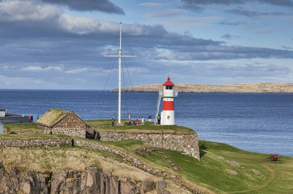 I Udkanten Af Torshavn Ligger Der Flere Smukke Grønne Klippefyldte Områder Som Fx. Den Gamle Fæstning Skansin. Foto. Travelling Light Photo.
