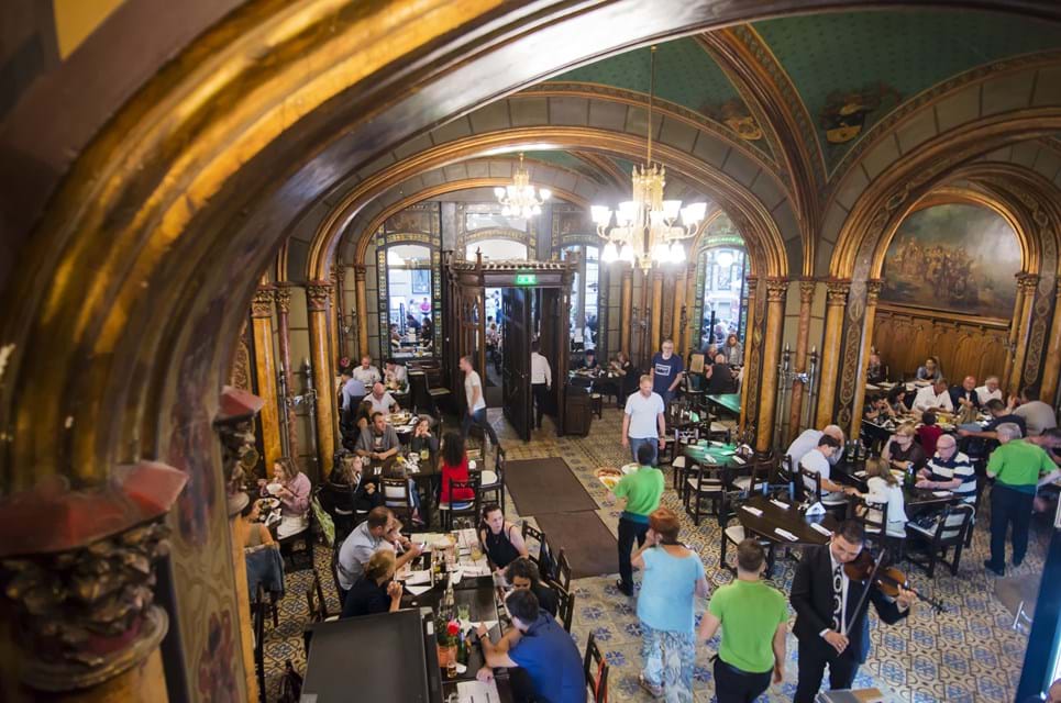 Restaurant 'Ølvognen' Er Bukarests Ældste Udskænkingssted. Foto. Itzhaki Photo.
