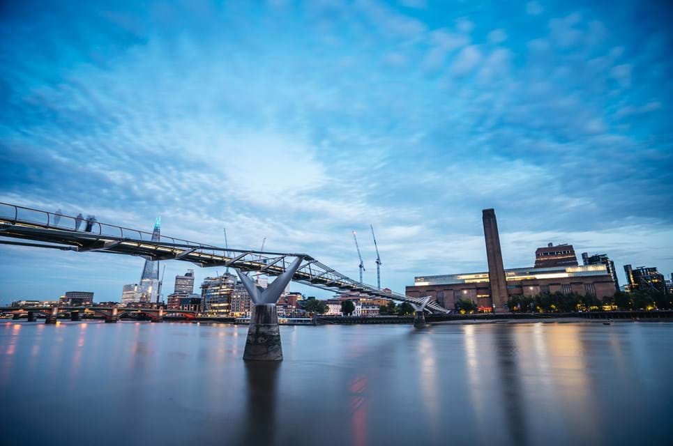 Millennium Bridge Kaldes Nu Uofficielt For Harry Potter Bridge Ikke Mindst Af Bøgernes Millioner Af Fans. Foto. Smut Koalex Photo.