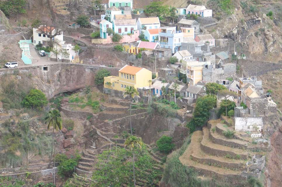 Terrassemarker op ad bjergsiderne på Santo Antão, som er en af de grønne og frodige Kap Verde-øer.
