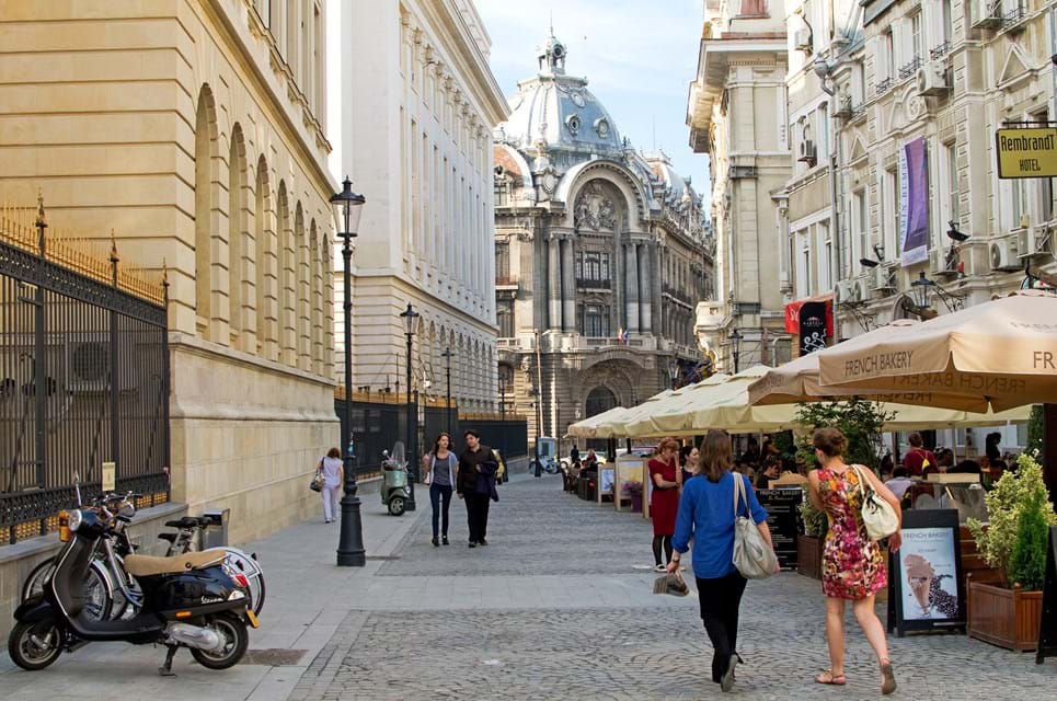 Er Det Rom Eller Firenze Nej Det Er Det Moderne Bukarest Omgivet Af Smukke Gamle Bygninger. Foto. Masez Dromaderi