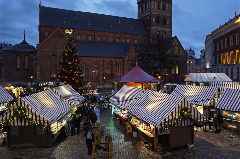 Når December Og Mørket Indtager Riga Rykker Hyggelige Julemarkeder Ind I Den Gamle Bydel. Foto. Andrejs Vareniks Dreamstime.Com