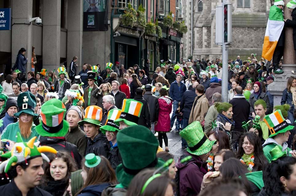 Gaderne I Dublin Bliver Til En Sand Folkefest På St. Patrick's Day. Foto. Abdone Photo.