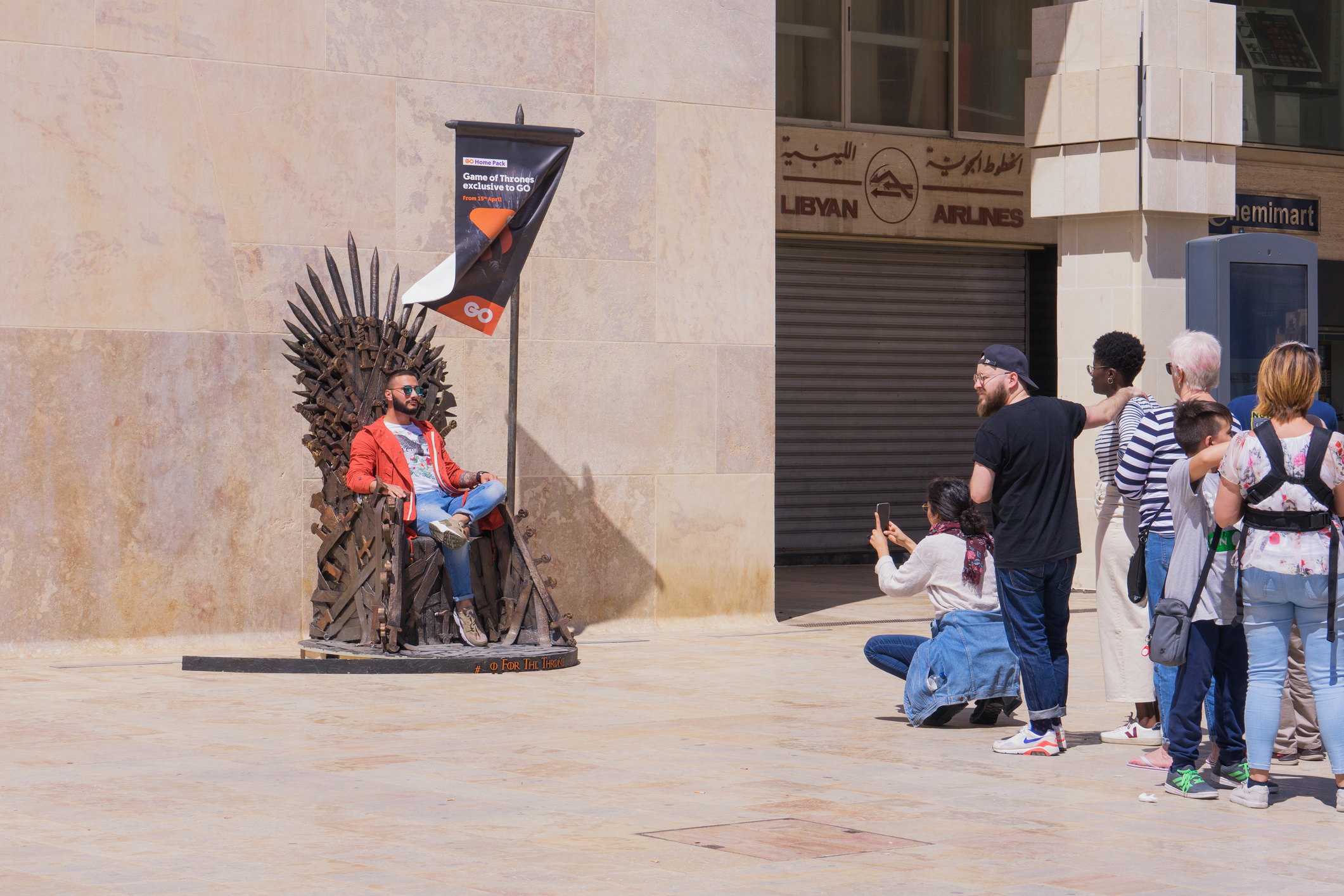 Indtag Din Plads På Jerntronen, Men Hold Øje Med Din Ryg. Foto. Nuna Taki