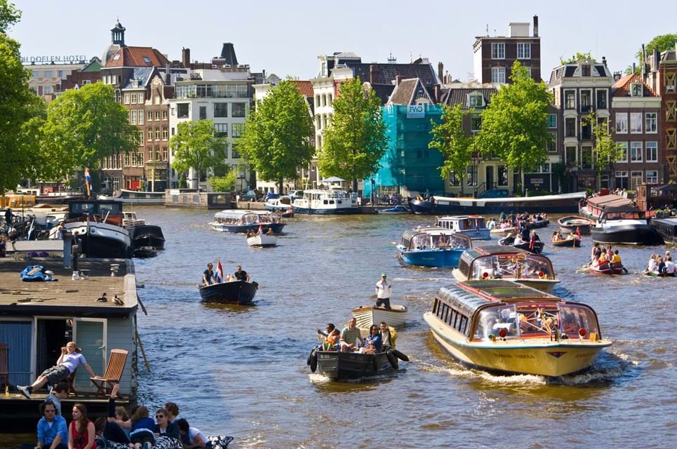 Det Summer Af Liv En Sommereftermiddag På Amsterdams Kanaler. Hop På En Bådtur Og Indtag Byen Fra Vandvejen. Foto. Louis Henault
