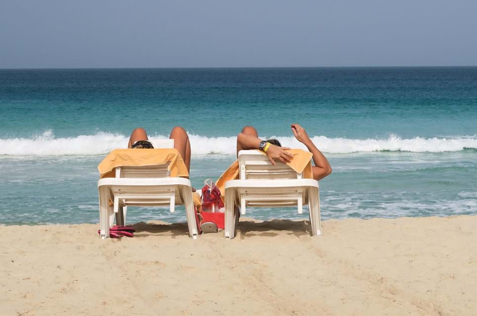 Kap Verde har dejligt sommervejr året rundt. Med gennemsnitstemperatur fra 23 grader i januar til 27 i september – og en badevandstemperatur der matcher.