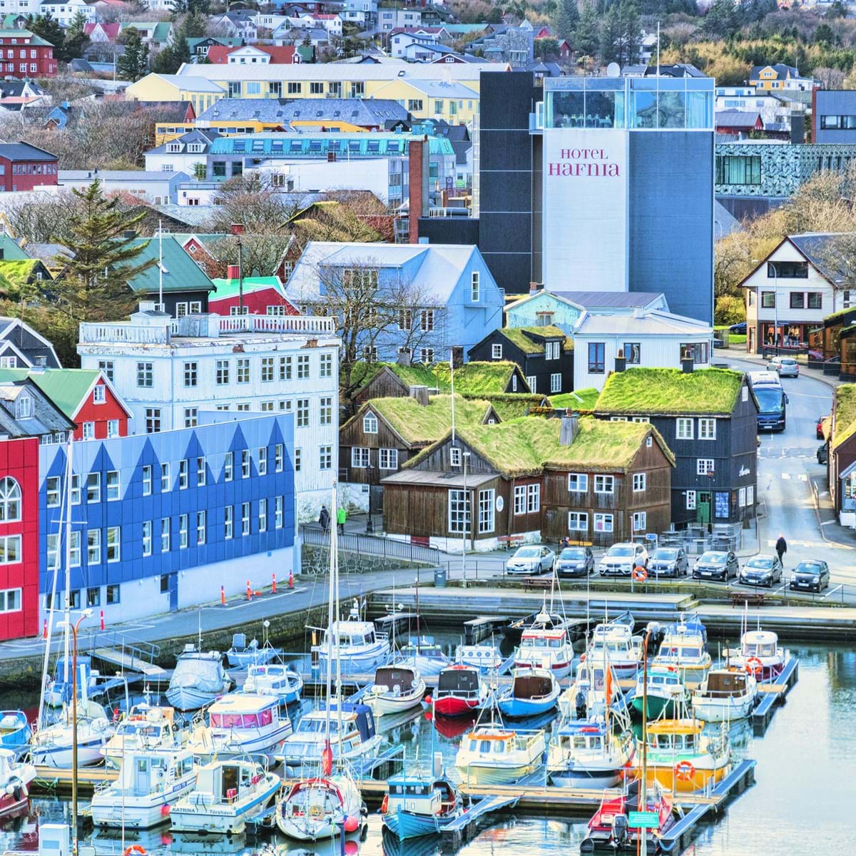 Torshavn Orienterer Sig Naturligvis Mod Havet. Det Giver Byen En Særlig Stemning. Foto. Travelling Light Photo.