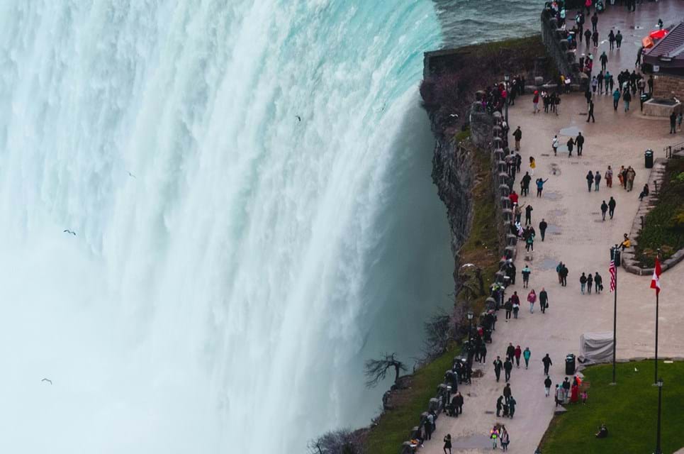 Niagara Falls Besøges Af Millioner Af Turister Hvert År. Foto. Aditya Chinchure
