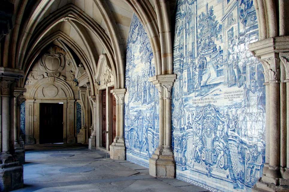 Gem Op Opdagelse I Sidegaderne Omkring Portos Katedral Og Opdag Smukt Dekorerede Vægge. Foto. Dreamstime