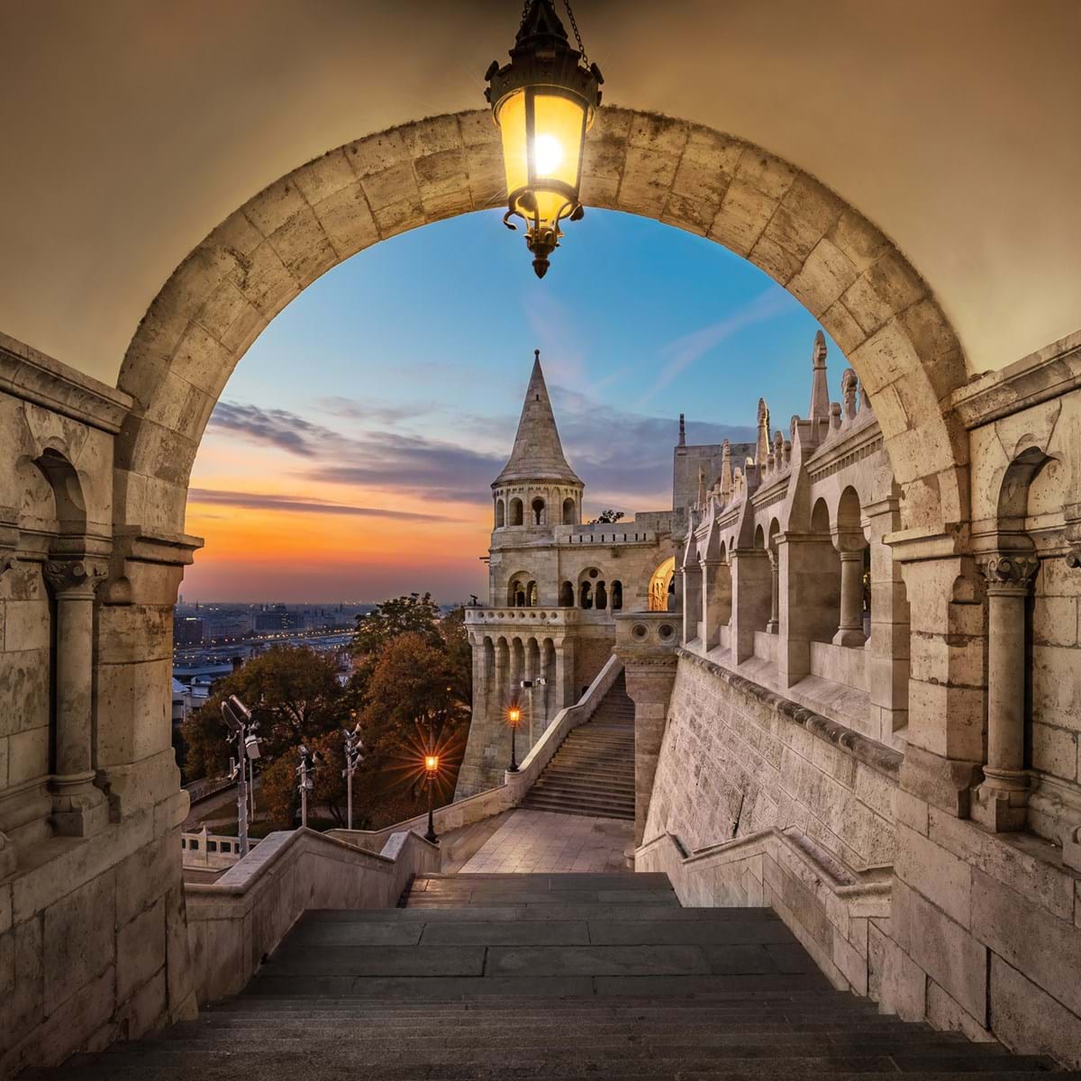 At Gå På Opdagelse I Budapest Er En Fascinerende Vandring I Historiske Omgivelser. Foto. Zoltan Gabor