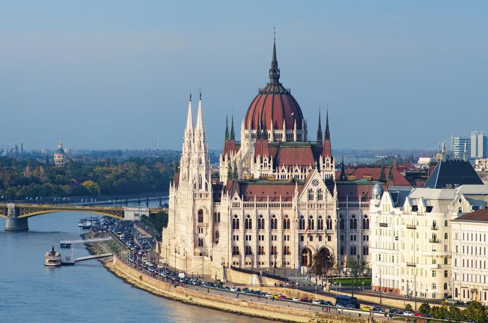 Donau Flyder Smukt Gennem Budapest Som Byens Livsnerve. Foto. Rigmanyi Photo